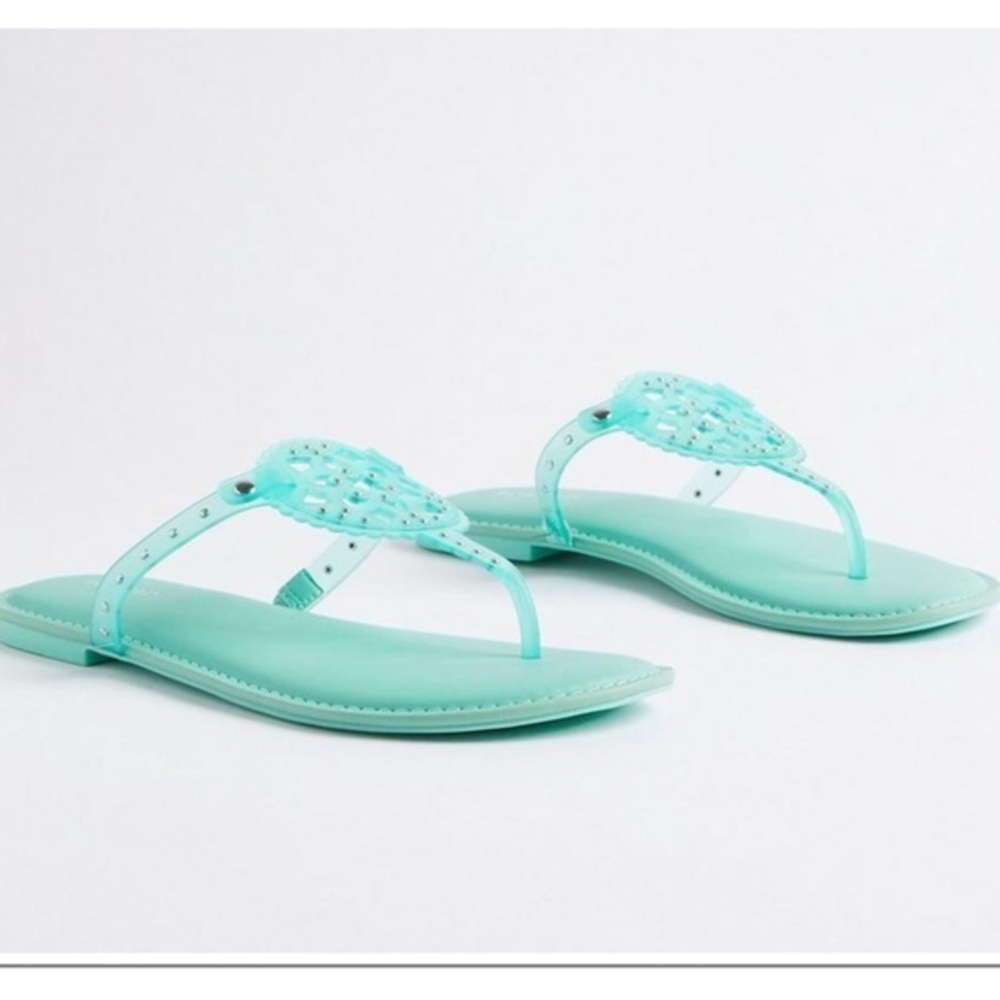 TORRID MEDALLÓN T-STRAP  SANDAL🩴